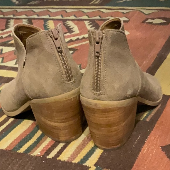 Susina Corina, Nude Leather PeepToe Booties w/ a zip up back closure & a 3” heel - Picture 7 of 12